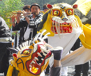 「鎮魂の虎舞 天に届け」」
                      （大槌町向川原）